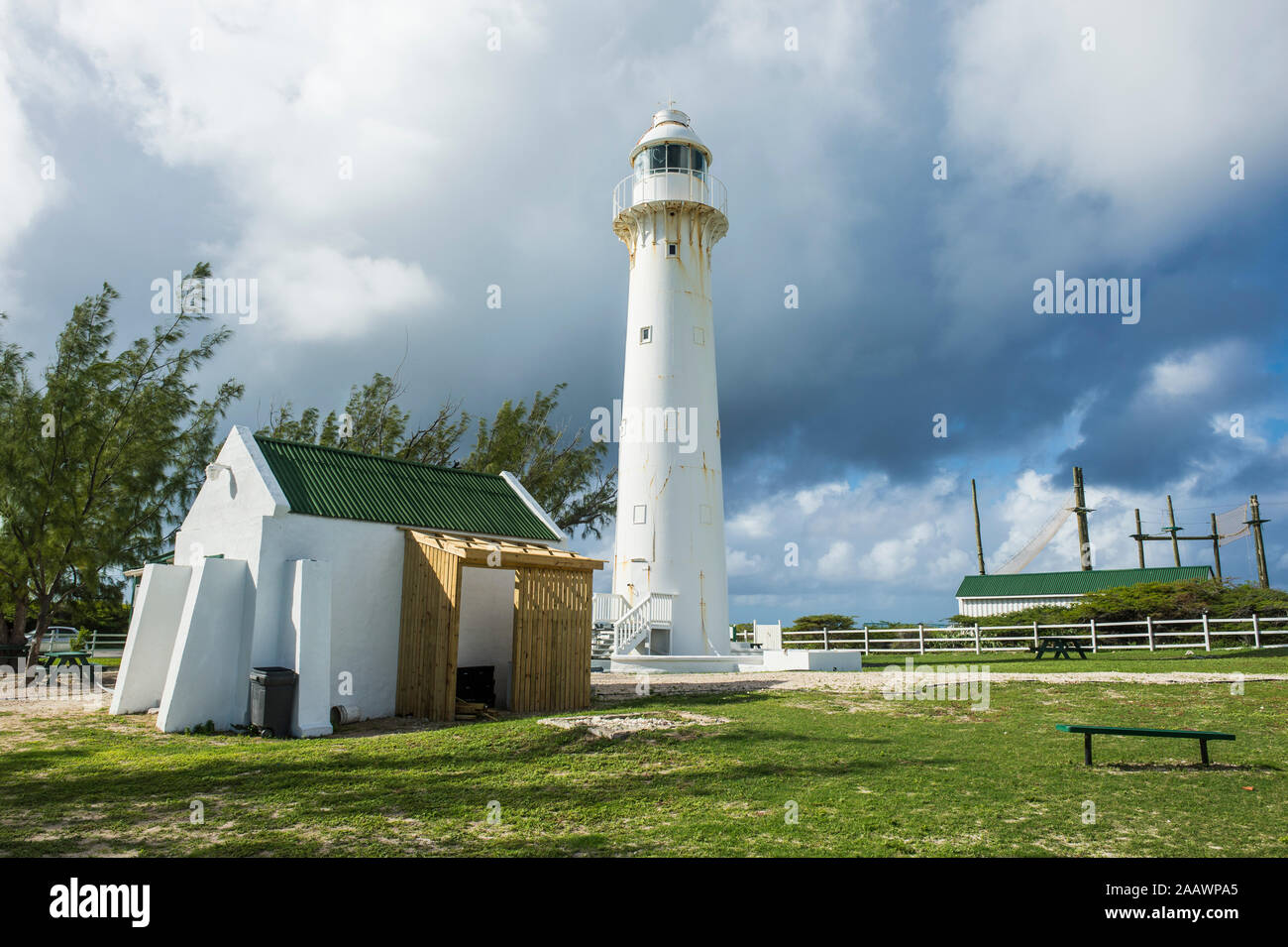 Vue sur phare contre ciel nuageux à Grand Turk, Îles Turques et Caïques Banque D'Images