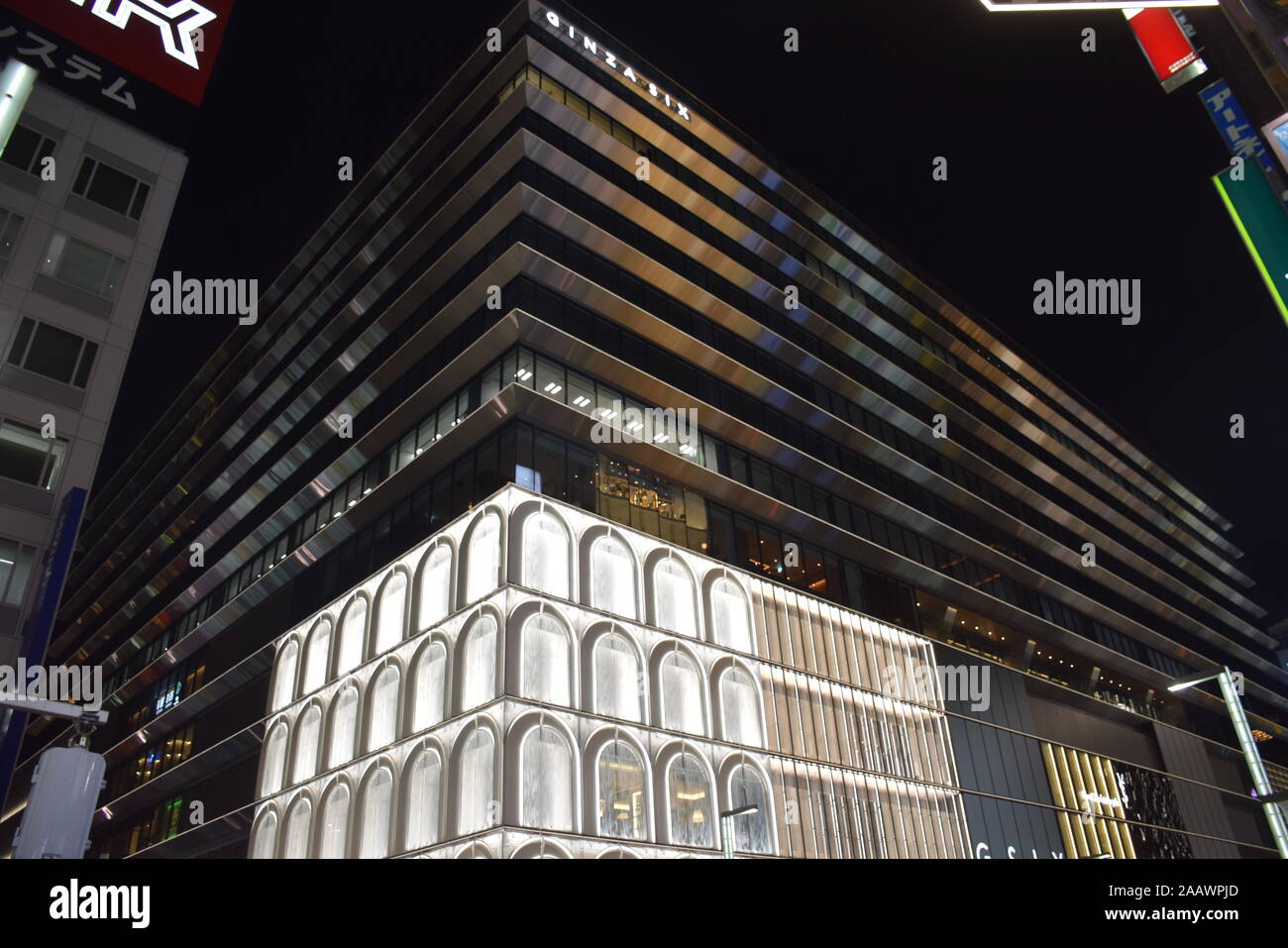 Bâtiments dans le quartier Ginza de nuit, un centre commercial haut de gamme populaire de Tokyo, Japon Banque D'Images