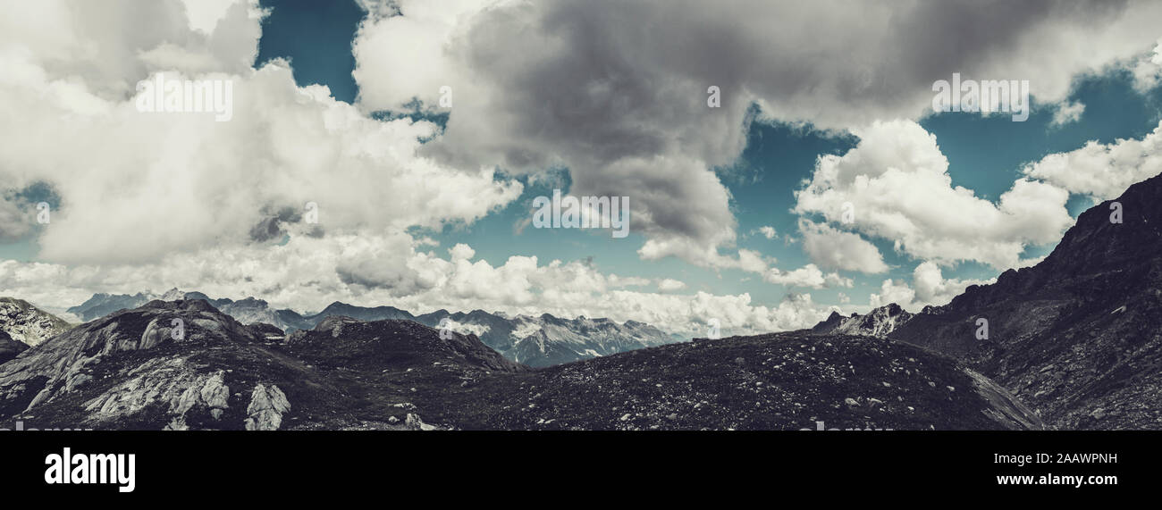 Vue panoramique de la gamme Bernina contre ciel nuageux en Italie Banque D'Images