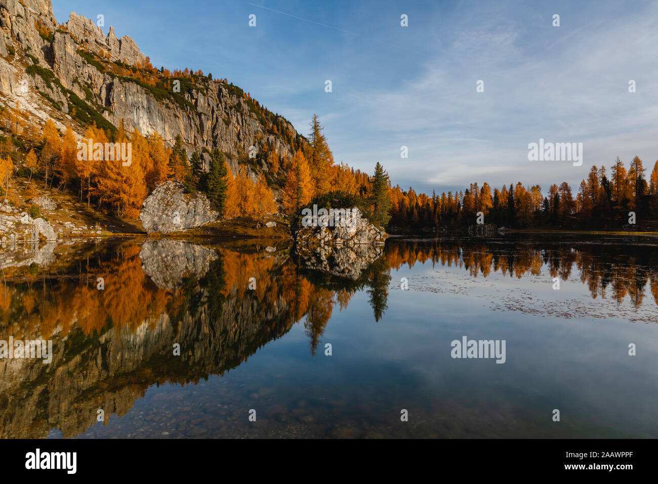 Paysage de montagne d'automne reflètent dans le lac, Dolomites, Cortina, Italie Banque D'Images