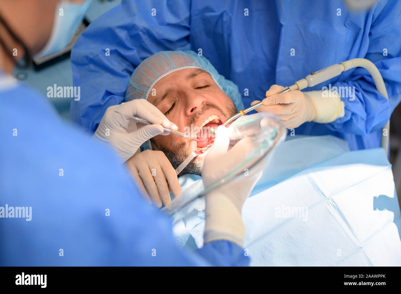 Médecin Dentiste effectuant un implant patient Banque D'Images