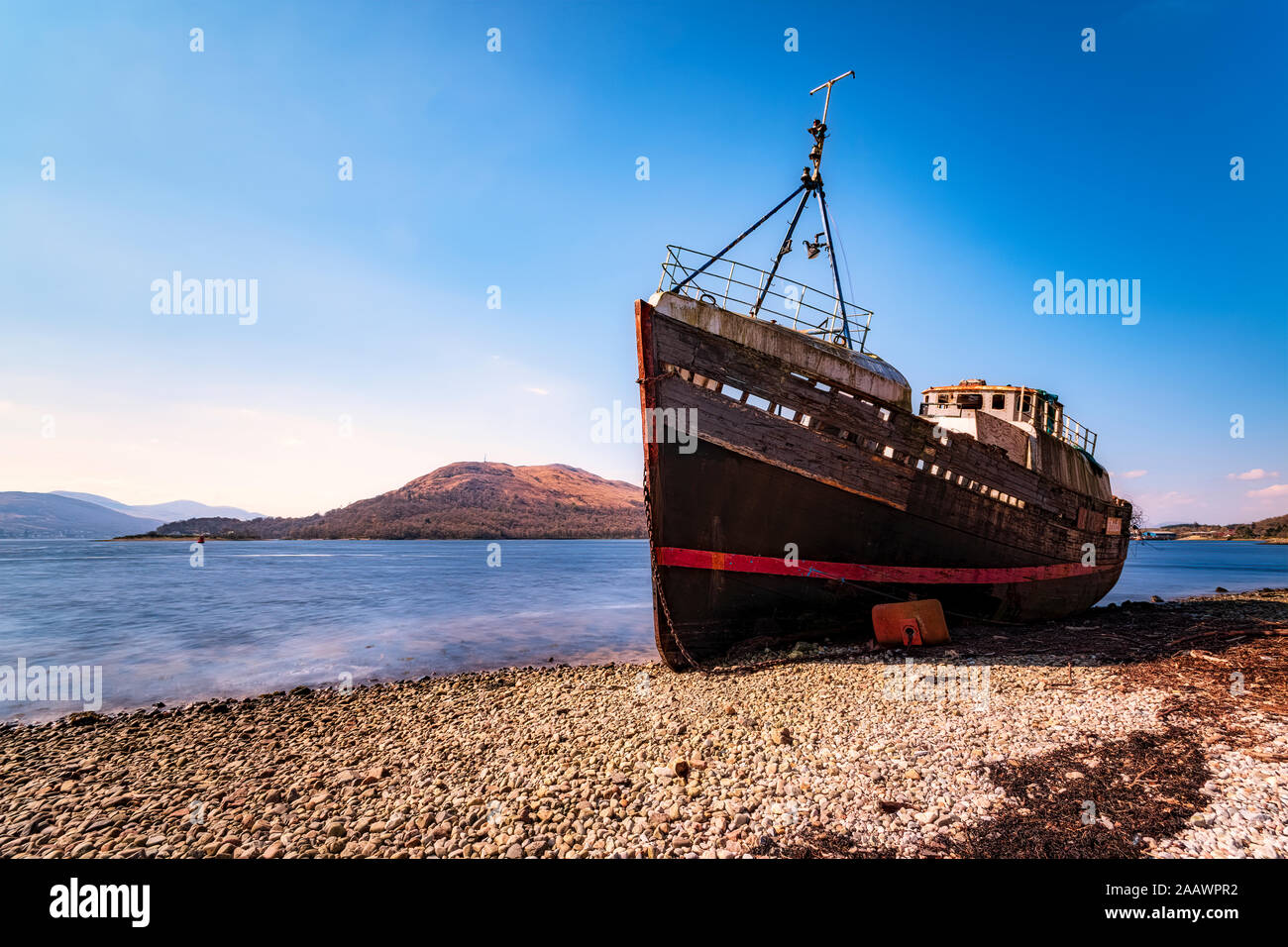 Naufrage contre ciel bleu à Loch Linnhe, Highlands, Scotland, UK Banque D'Images