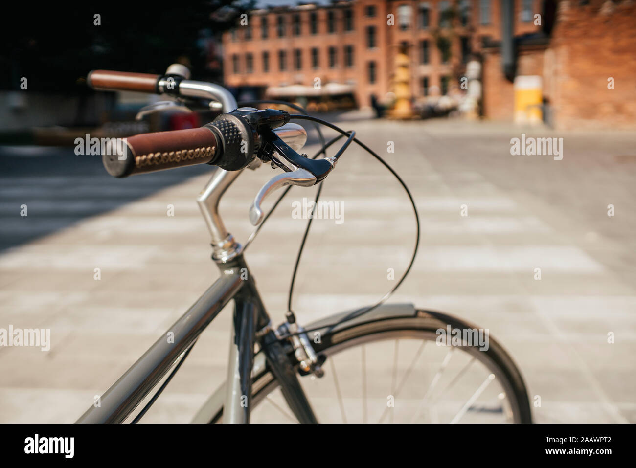 Vintage vélo dans la ville, close-up Banque D'Images