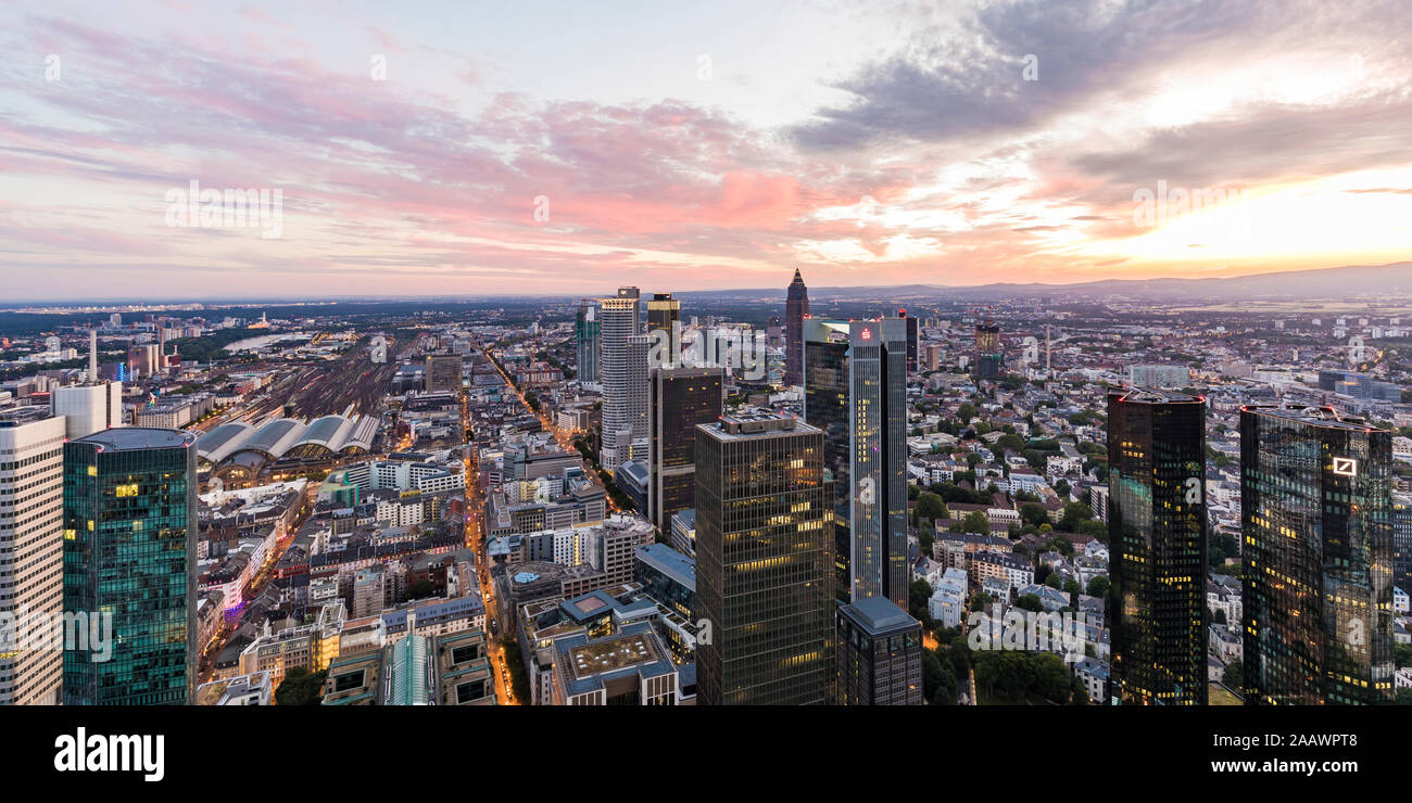 Cityscape contre ciel nuageux, Francfort, Hesse, Allemagne Banque D'Images