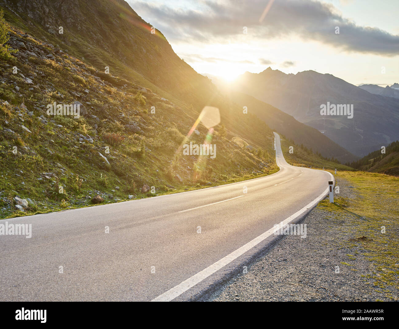 En passant à travers les montagnes contre le ciel au coucher du soleil, l'État du Tyrol, Autriche Banque D'Images