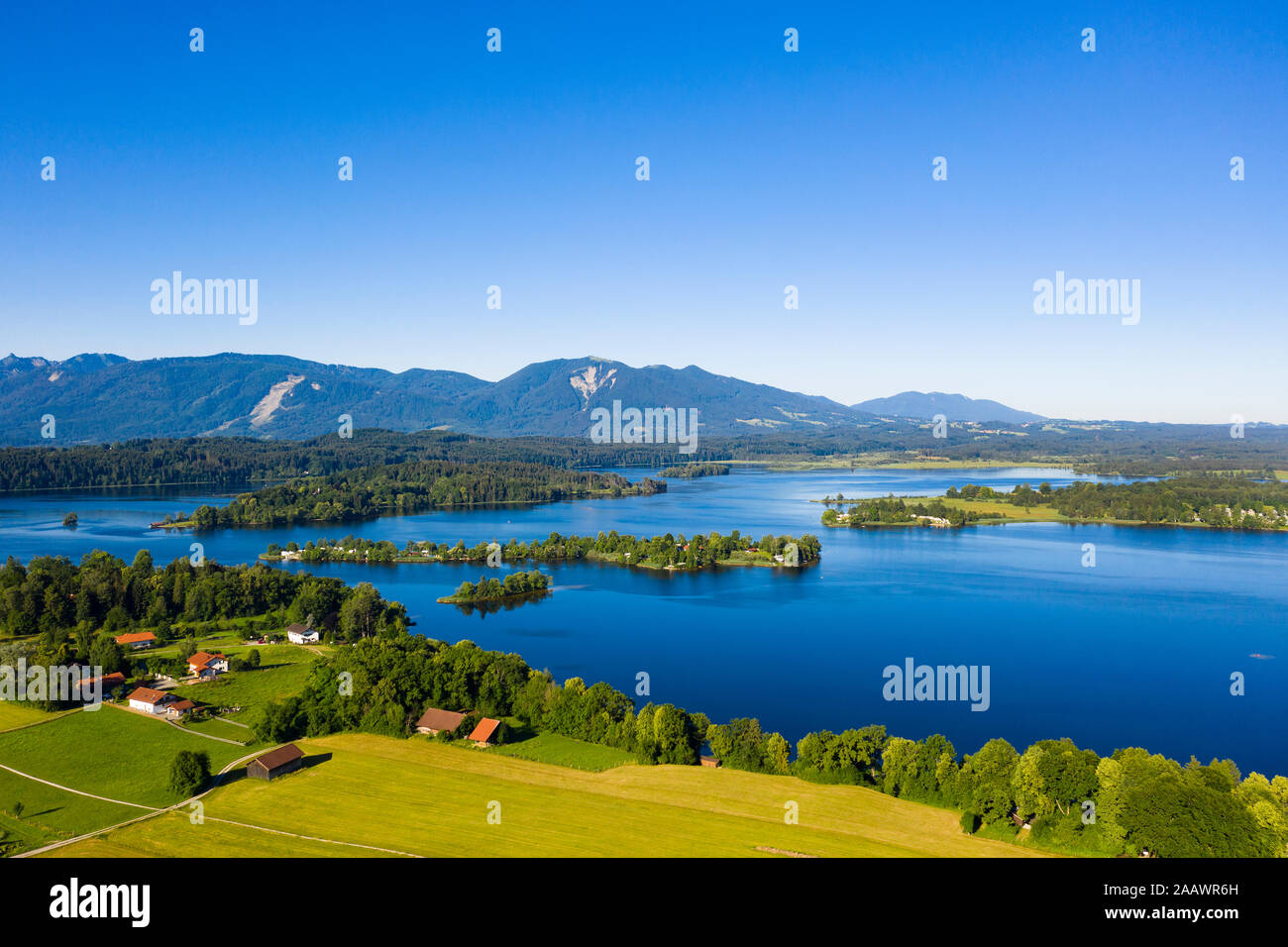 Belle vue sur le lac Staffelsee et Buchau Island, Alpes bavaroises, Allemagne Banque D'Images