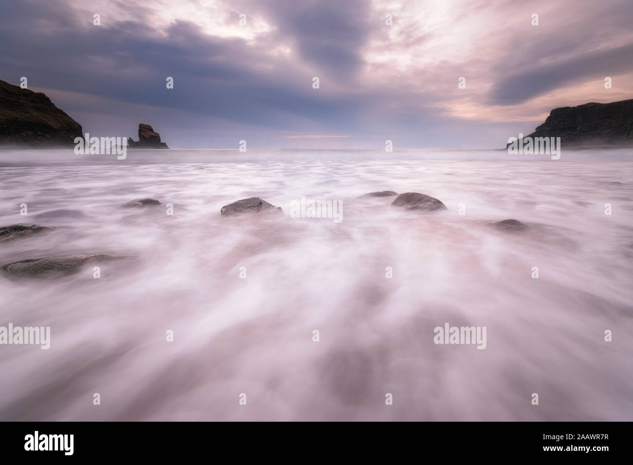 Vue panoramique sur la plage de Talisker contre ciel nuageux pendant le coucher du soleil, les Highlands écossais, Ecosse, Royaume-Uni Banque D'Images