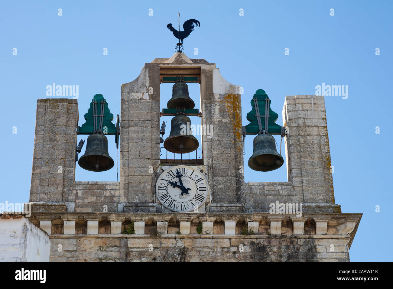 Low angle view of Bell Tower contre ciel clair à Faro, Portugal Banque D'Images
