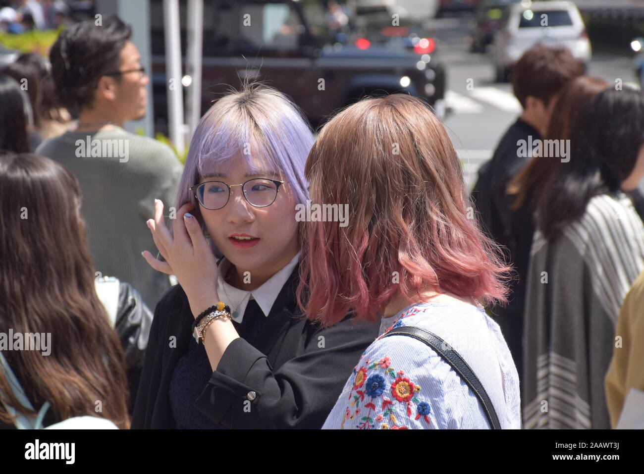 Deux filles japonais dans les rues de quartier Omotesando à Tokyo, Japon Banque D'Images