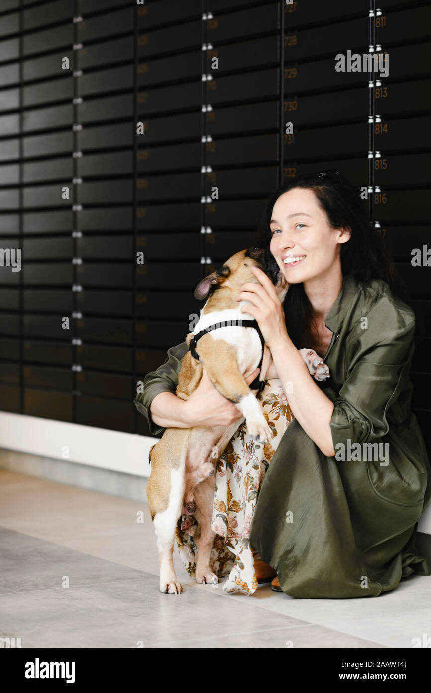 Portrait de femme heureuse de câliner son chien Banque D'Images