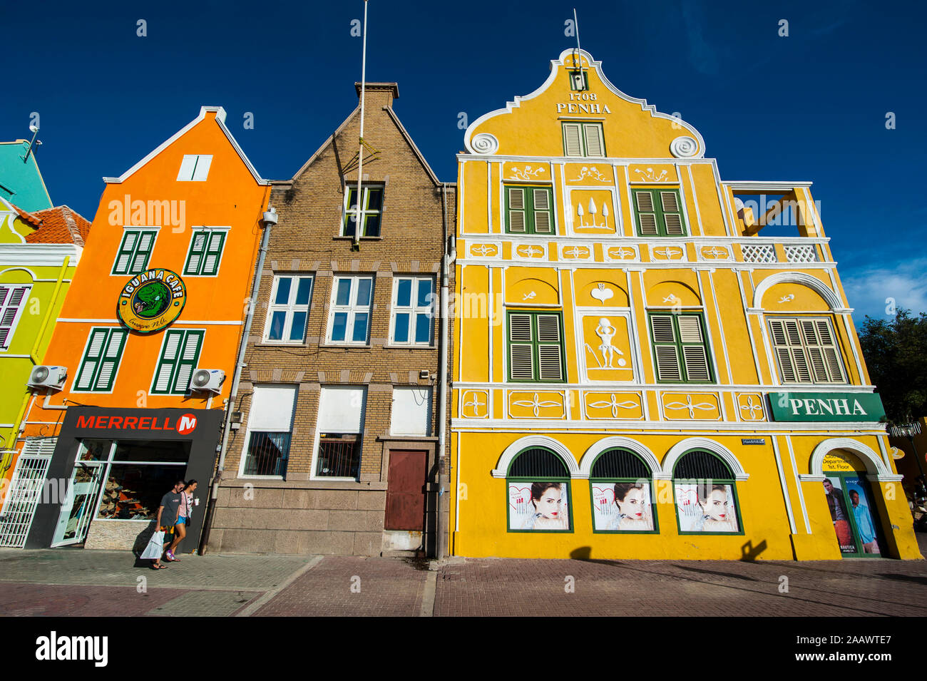 Low angle view of bâtiments colorés sur fond de ciel bleu au cours de journée ensoleillée, Willemstad, Curaçao Banque D'Images
