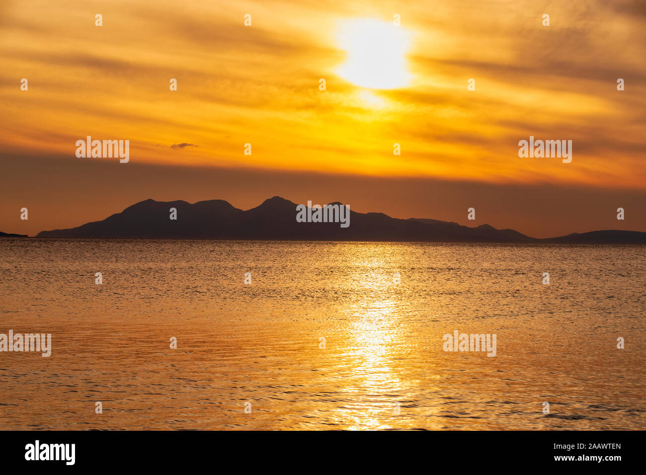 L'île de Silhouette au rhum sur ciel nuageux pendant le coucher du soleil, Lochaber, Ecosse, Royaume-Uni Banque D'Images