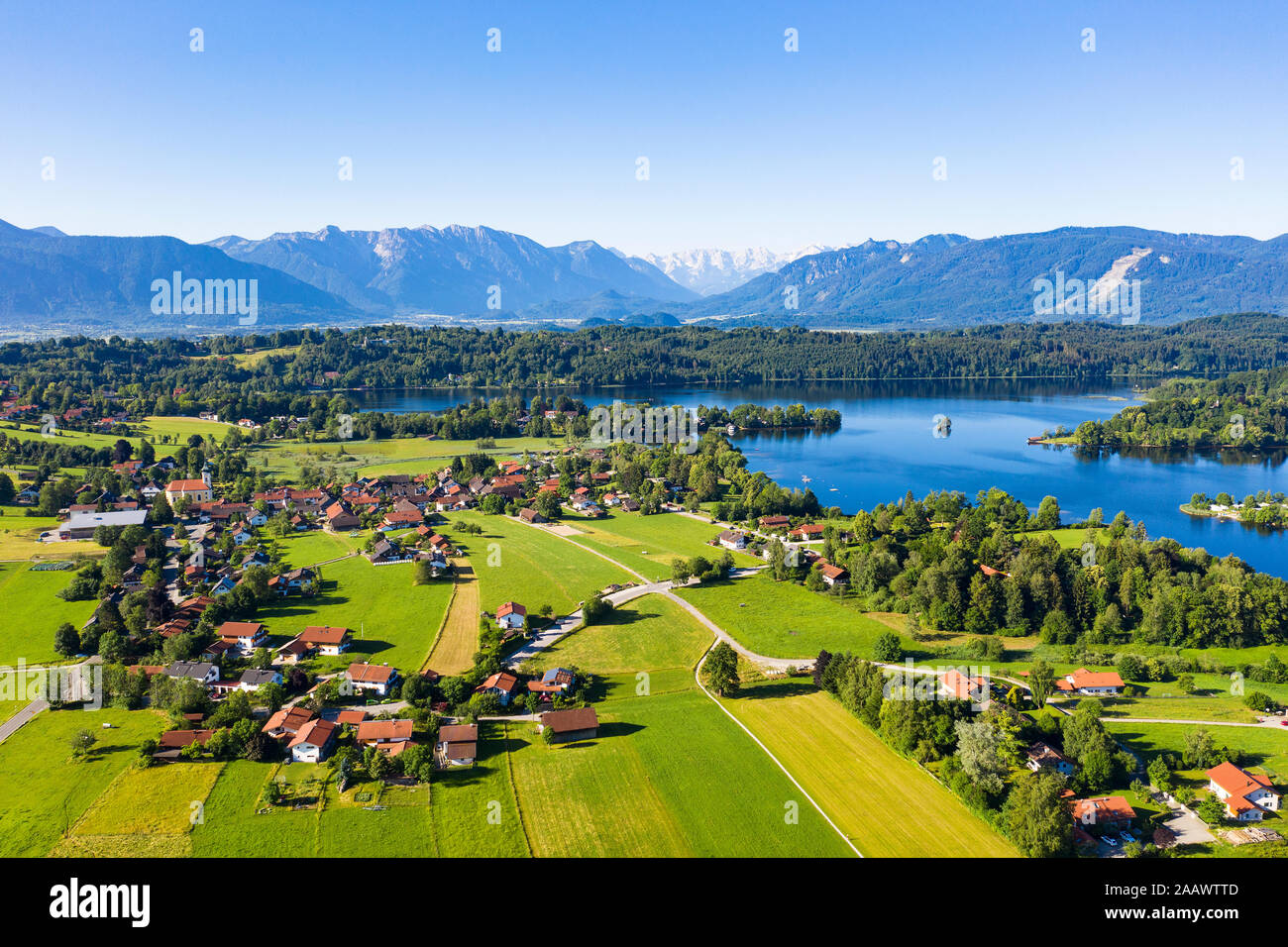 Vue idyllique de village au lac Staffelsee par à Seehausen contre ciel bleu clair, Allemagne Banque D'Images