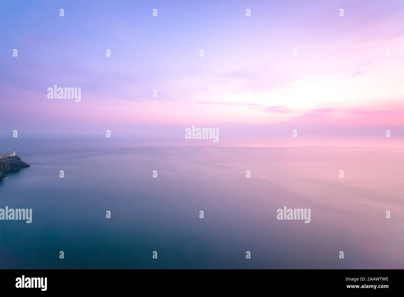 Vue panoramique sur mer contre ciel nuageux pendant le coucher du soleil, Waterstein, île de Skye, Highlands, Scotland, UK Banque D'Images