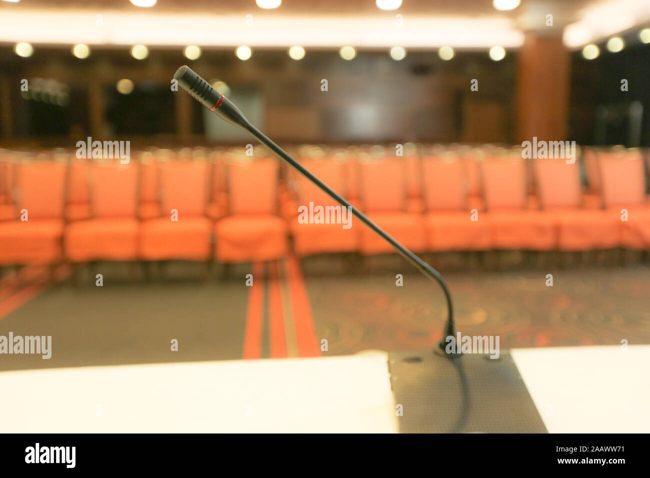 Tribune avec microphone en salle de conférence Banque D'Images