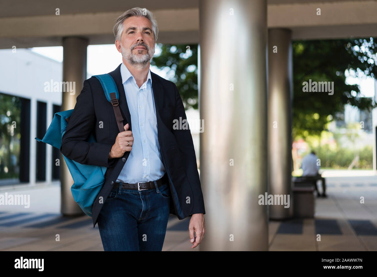 Mature businessman avec sac à dos sur le rendez-vous Banque D'Images