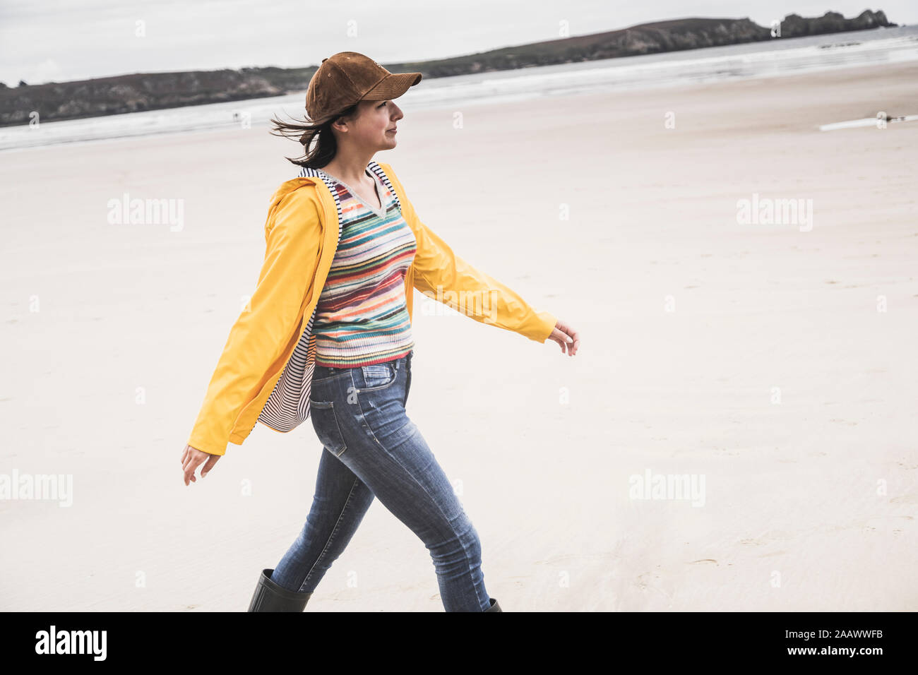 Jeune femme portant Veste pluie jaune sur la plage, Bretagne, France Photo  Stock - Alamy