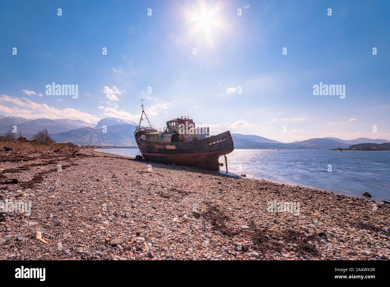 Naufrage avec Ben Nevis et Fort William en arrière-plan sur le Loch Linnhe, Highlands, Scotland, UK Banque D'Images