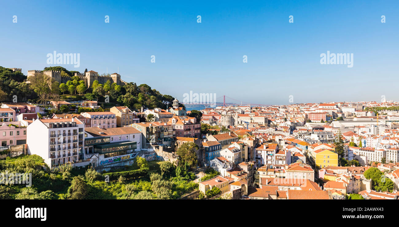 Castelo Sao Jorge et cityscape contre ciel clair à Lisbonne, Portugal Banque D'Images