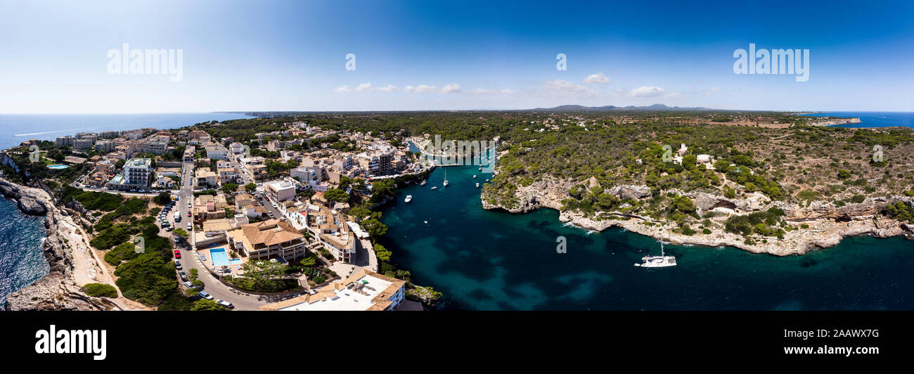 L'Espagne, Îles Baléares, Mallorca, vue aérienne de la baie de Cala Figuera et Calo d'en Busques avec port de Cala Figuera Banque D'Images
