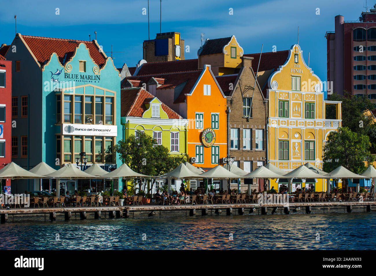 Des maisons par Annabaai ville Sint à Willemstad, Curaçao au cours de journée ensoleillée Banque D'Images
