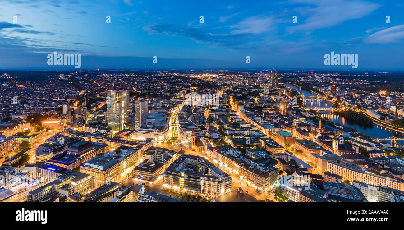 Paysage urbain éclairé contre ciel nocturne, Francfort, Hesse, Allemagne Banque D'Images