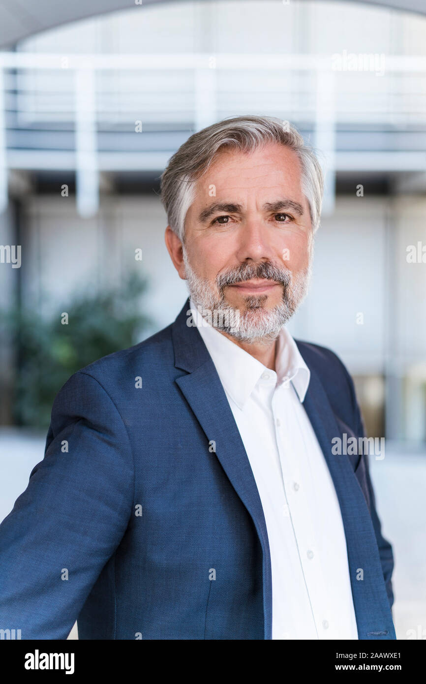 Portrait of mature businessman dans la ville Banque D'Images