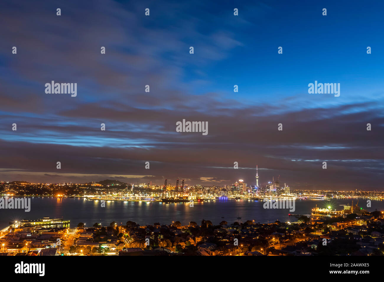 Les bâtiments modernes lumineux par mer contre ciel nuageux à Auckland, Nouvelle-Zélande Banque D'Images