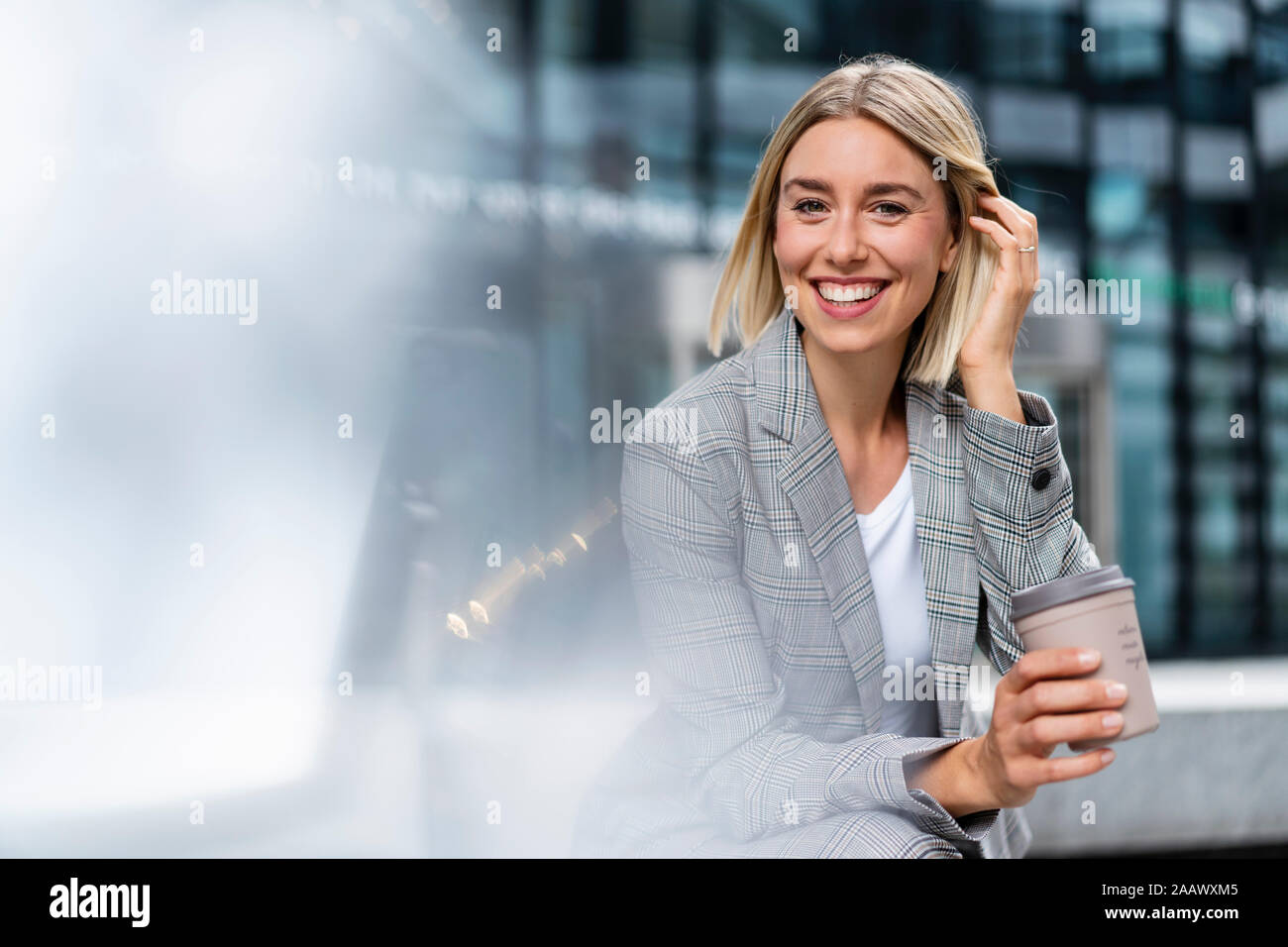 Portrait of happy young businesswoman avec café à emporter dans la ville Banque D'Images