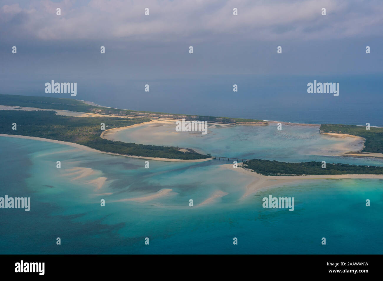 Vue aérienne d'Ouvéa, contre ciel nuageux à Îles Loyauté, Nouvelle Calédonie Banque D'Images