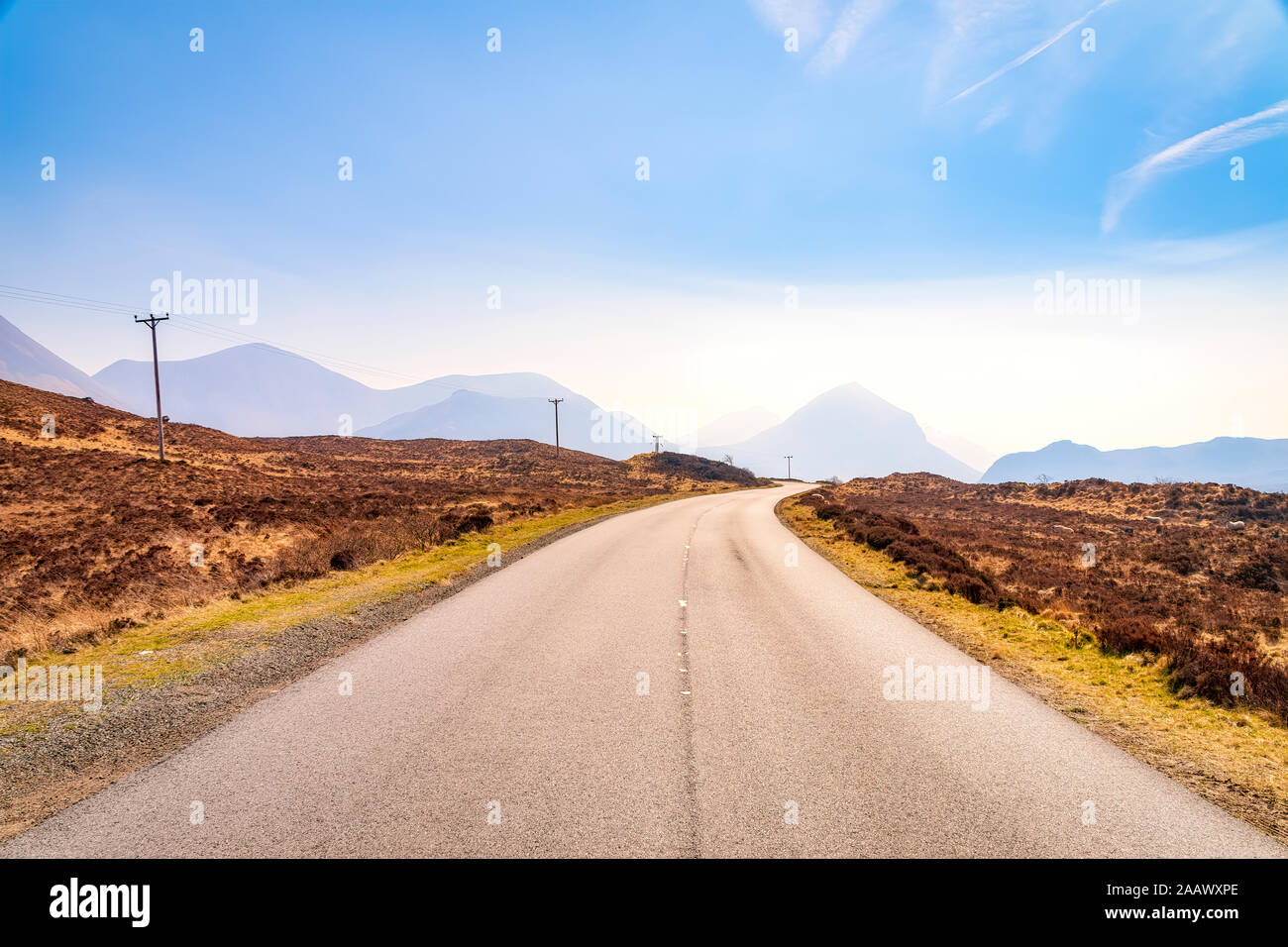La diminution de la vue d'un vide863 Route avec montagnes Cuillin en arrière-plan, l'île de Skye, Highlands, Scotland, UK Banque D'Images