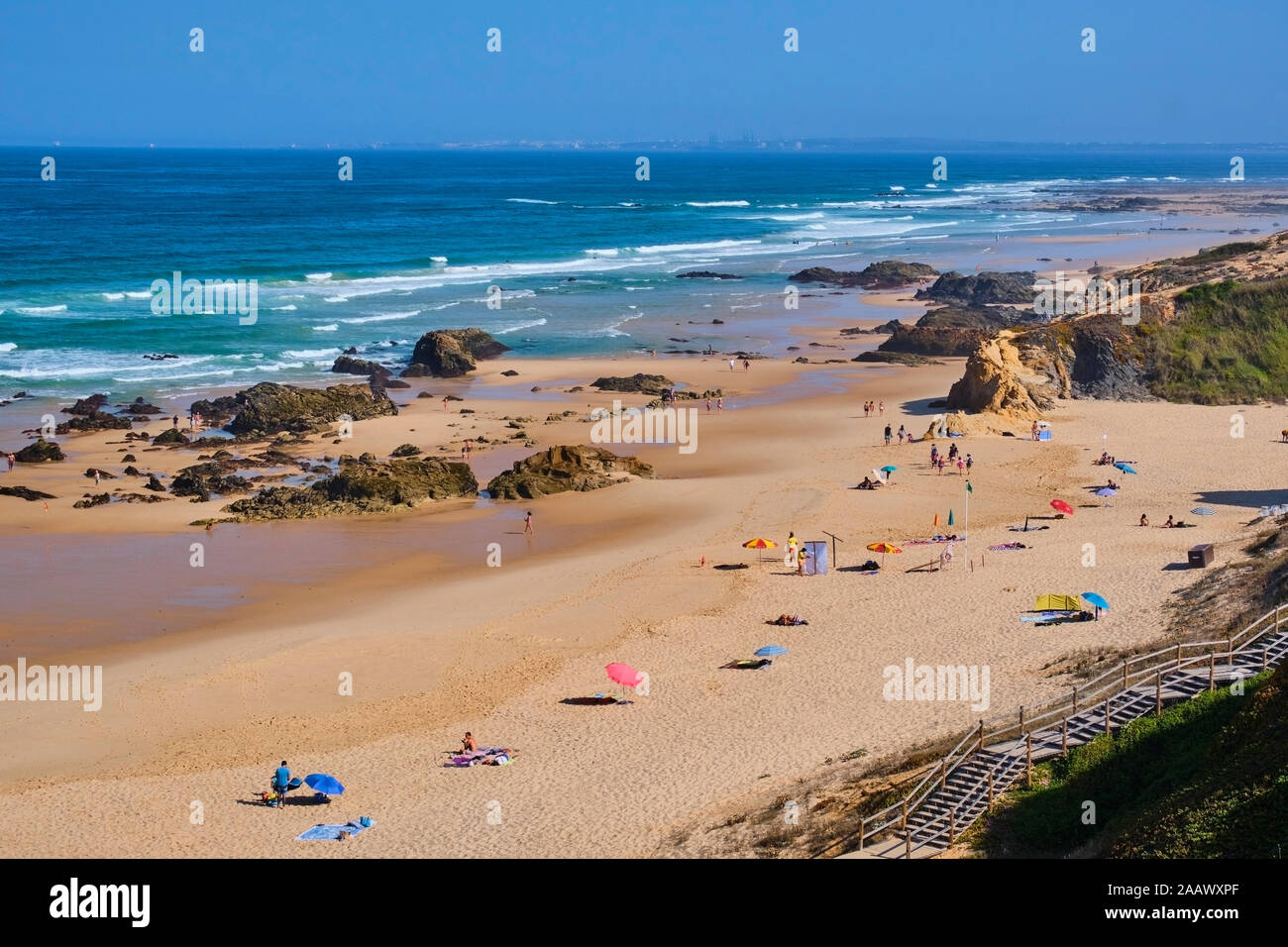 Le Portugal, l'Alentejo, Vila Nova de Milfontes, les gens se détendre sur la plage en été Malhao Banque D'Images