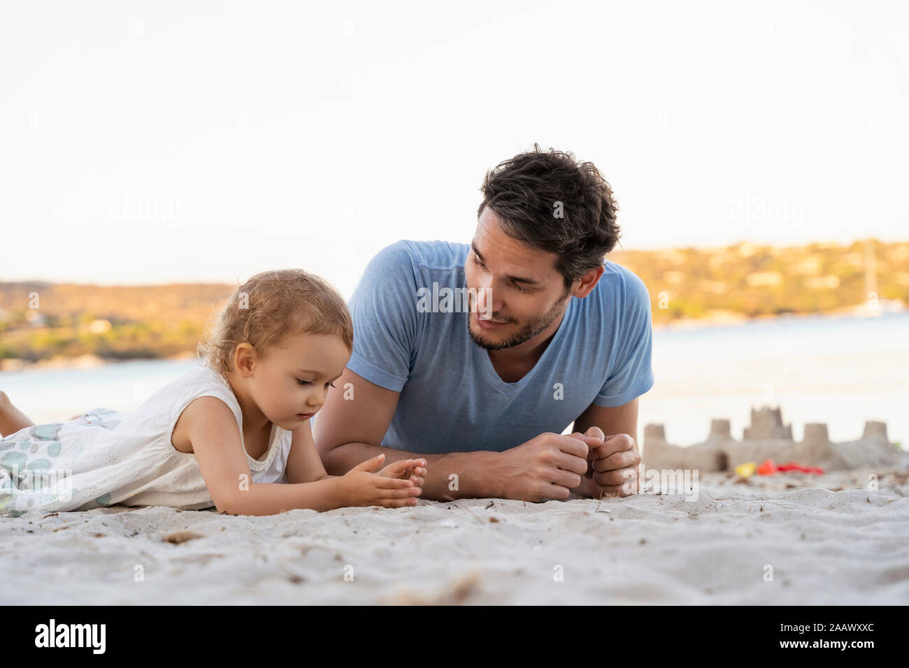 Père et fille sur la plage Banque D'Images