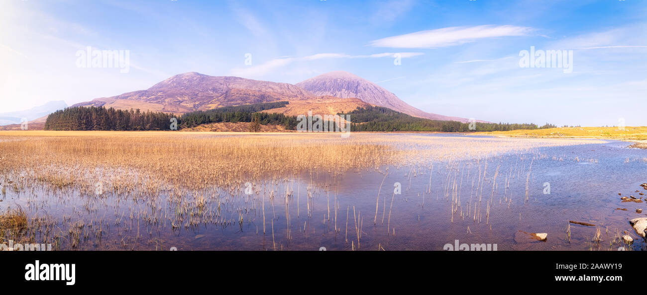 Loch Cill Chriosd avec Beinn na Caillich en arrière-plan contre le ciel, l'île de Skye, Highlands, Scotland, UK Banque D'Images