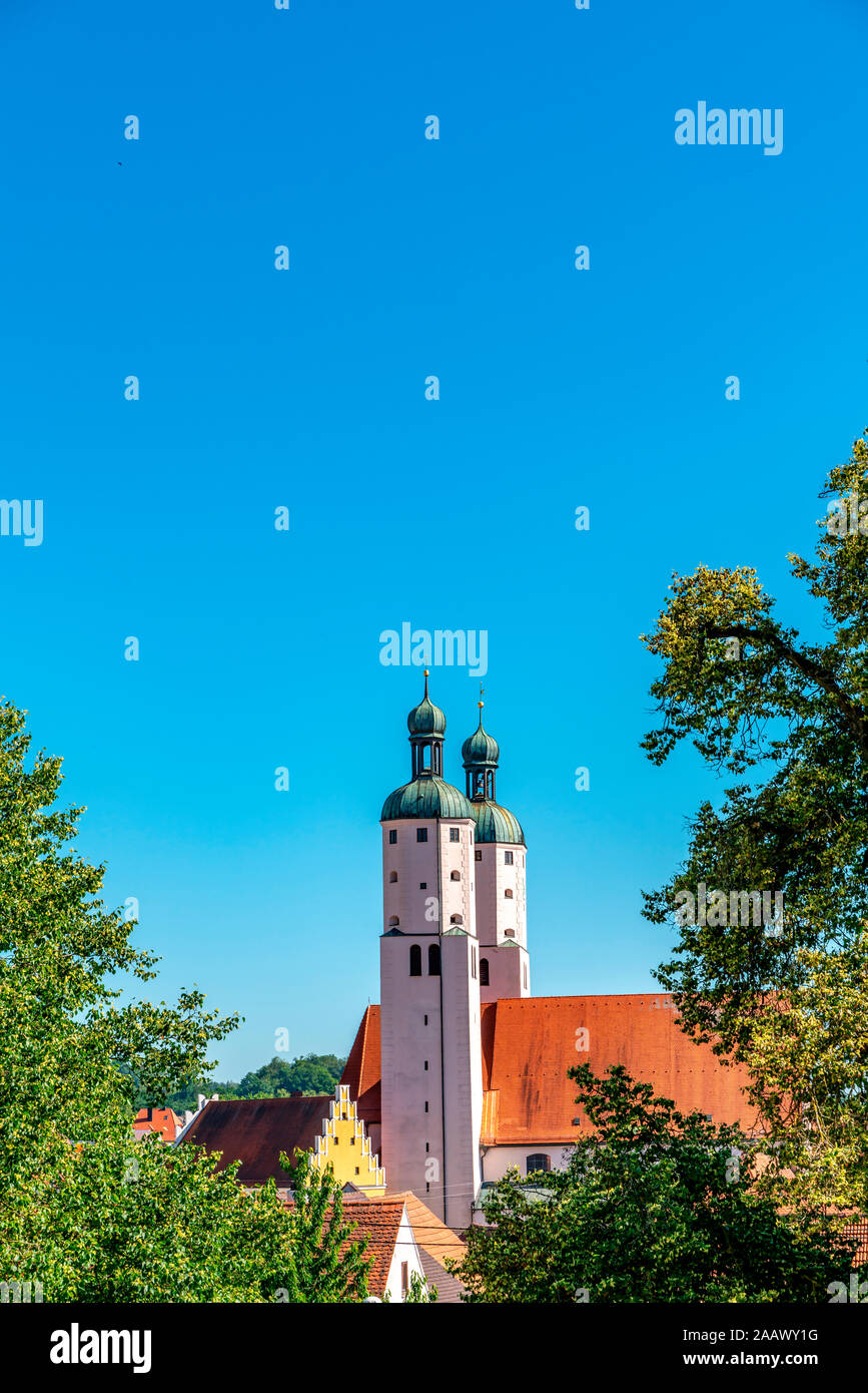 L'extérieur de l'église paroissiale Saint-Nicolas contre ciel bleu clair à la Bavière, Allemagne Banque D'Images