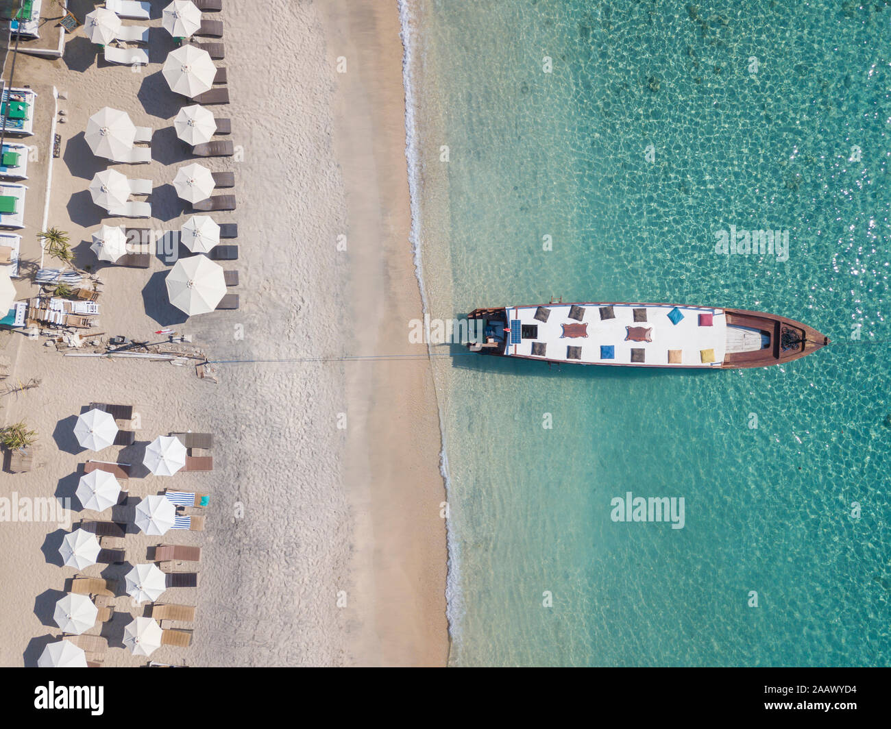 Vue aérienne de bateau amarré à la rive en Gili-Air Island au cours de journée ensoleillée, Bali, Indonésie Banque D'Images