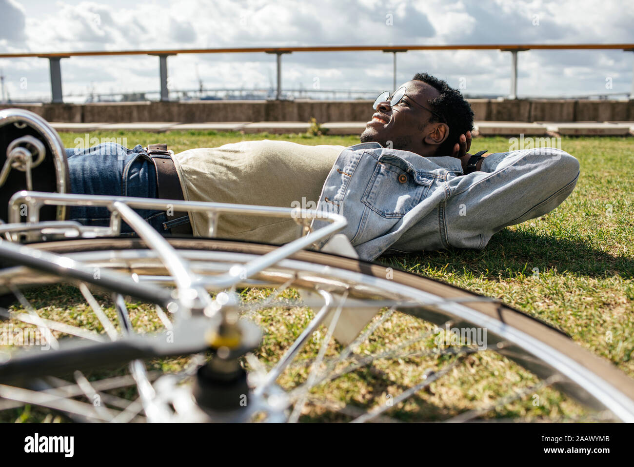 Jeune homme à la location, de détente, allongé sur l'herbe Banque D'Images