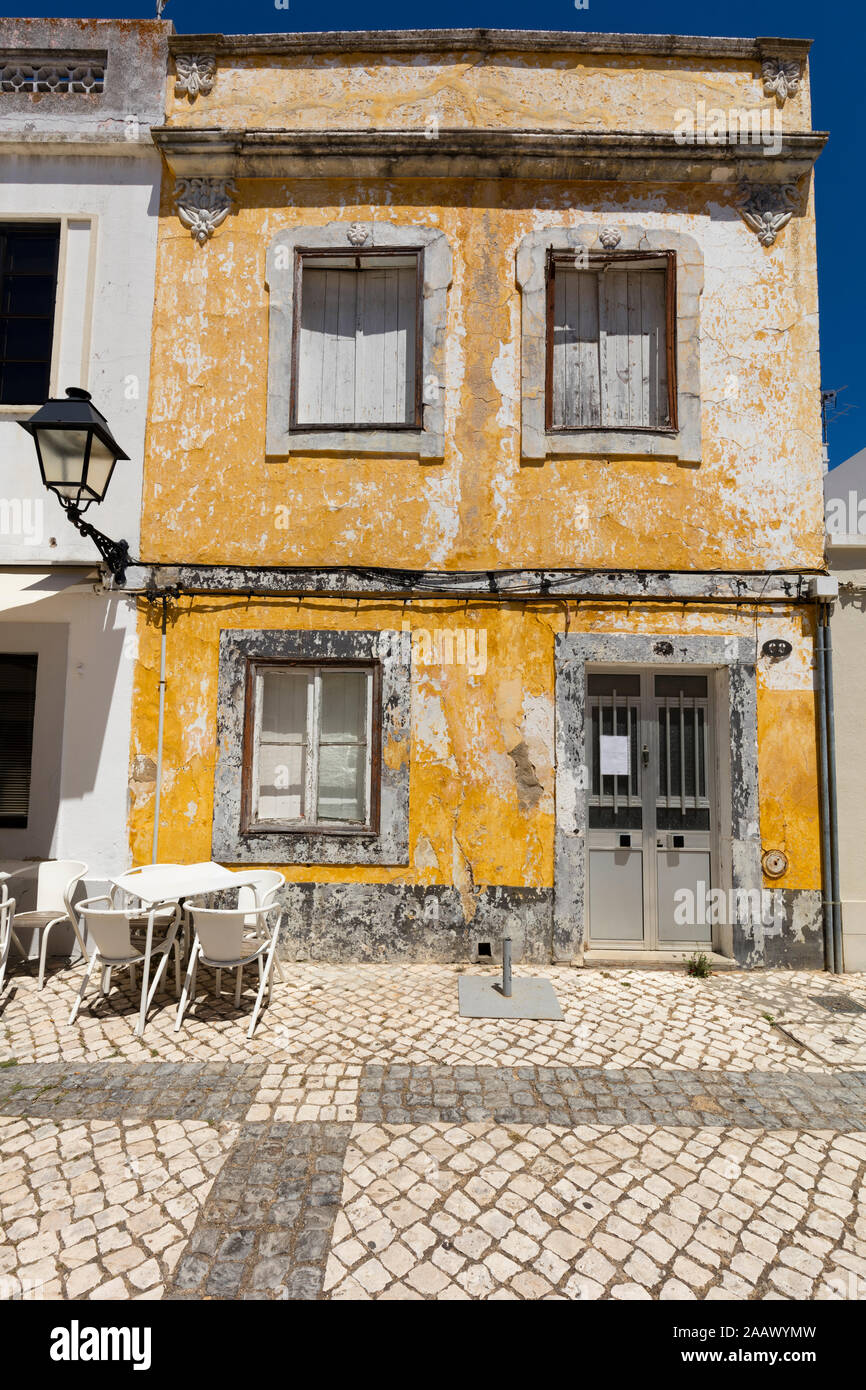 Weathered façade de maison ancienne en Algarve, Portugal Banque D'Images