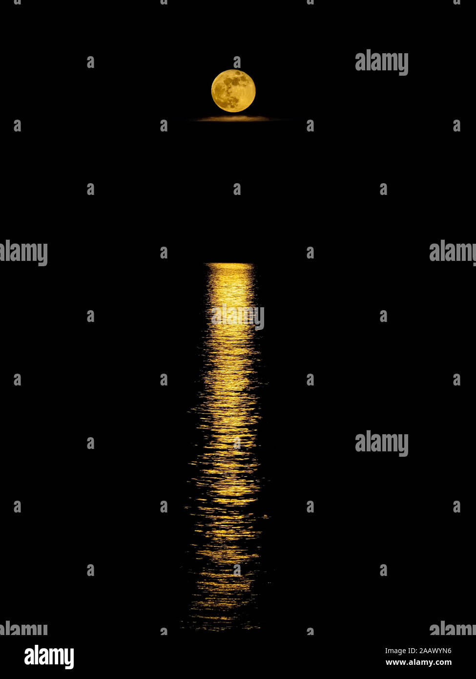 Pleine lune dans la mer Banque D'Images