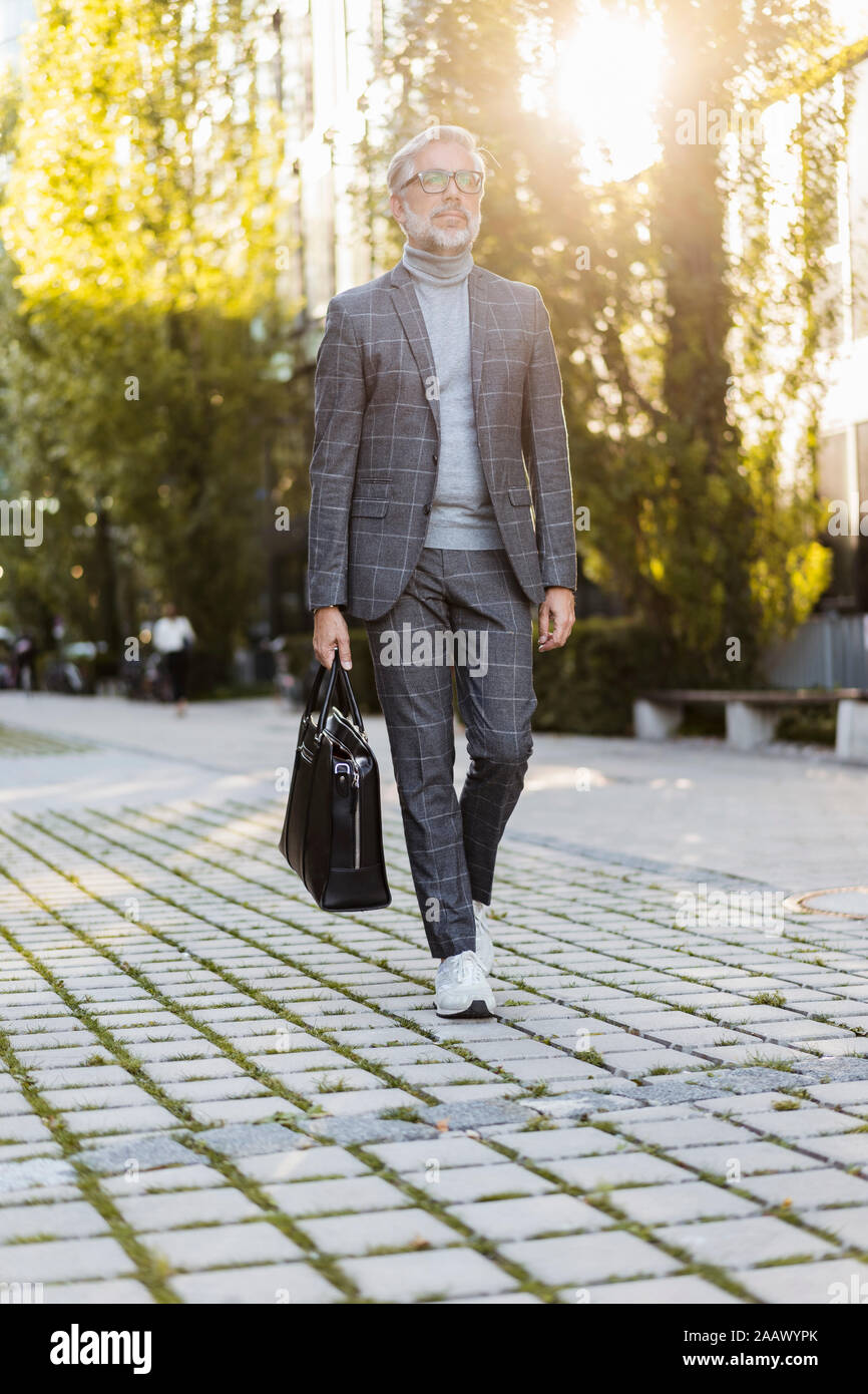 Man à la mode avec sac sur le rendez-vous dans la ville Banque D'Images
