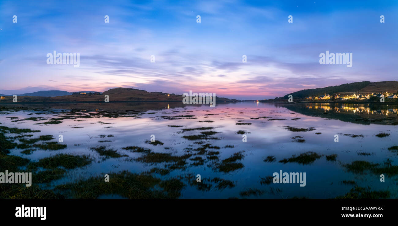 Vue panoramique sur le Loch Dunvegan contre le ciel au coucher du soleil, à l'île de Skye, Highlands, Scotland, UK Banque D'Images