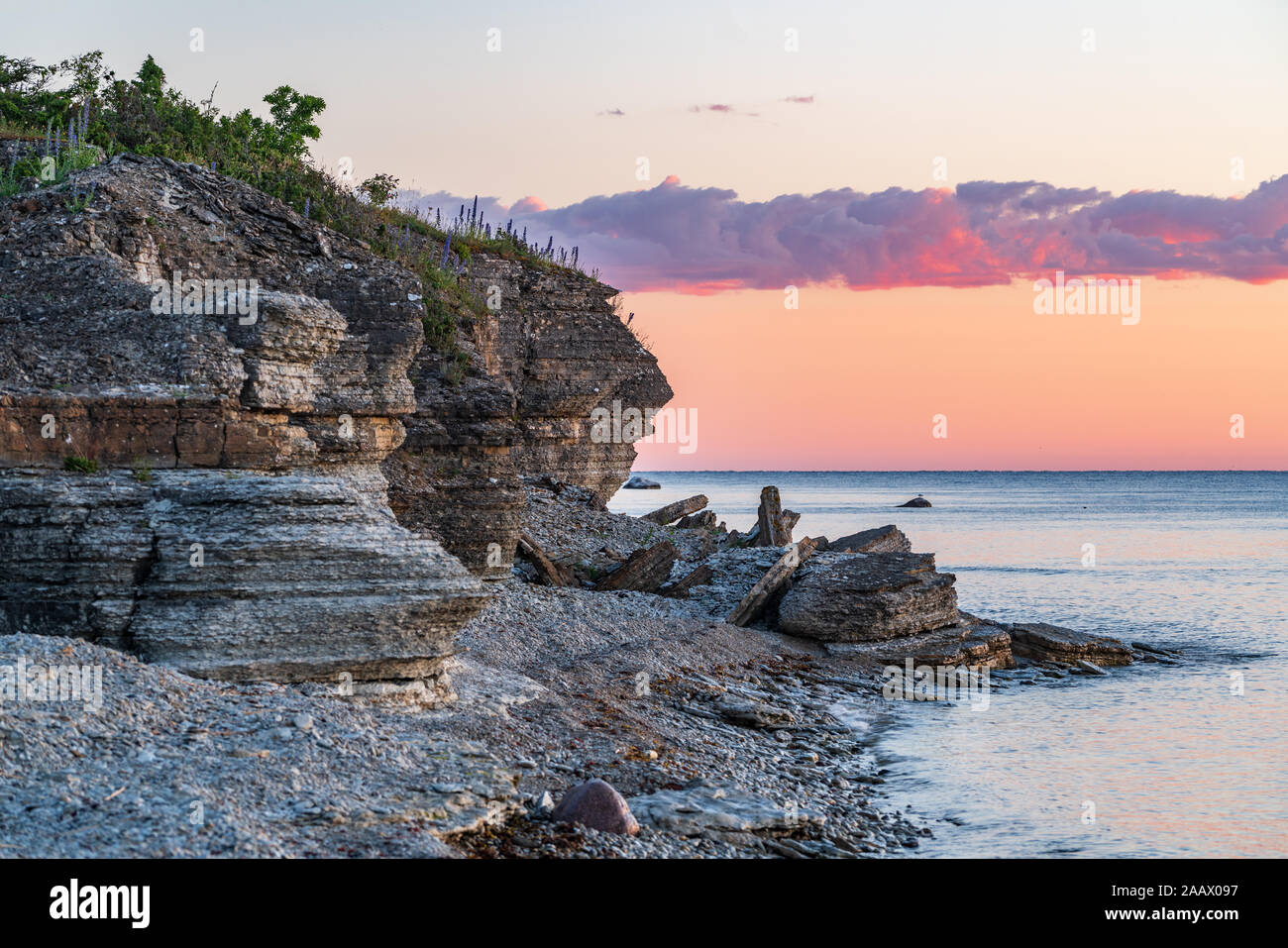 Mur de pierre sur la mer Baltique au cours de l'été. Pakri coast, island en Estonie, l'Europe. Banque D'Images
