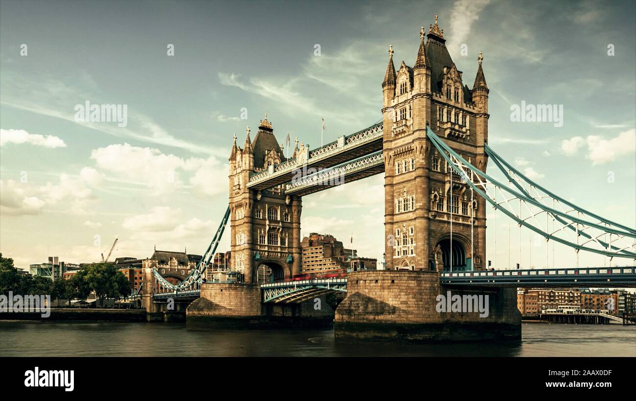 Le Tower Bridge est un pont suspendu et basculant combiné à Londres, construit entre 1886 et 1894. Banque D'Images