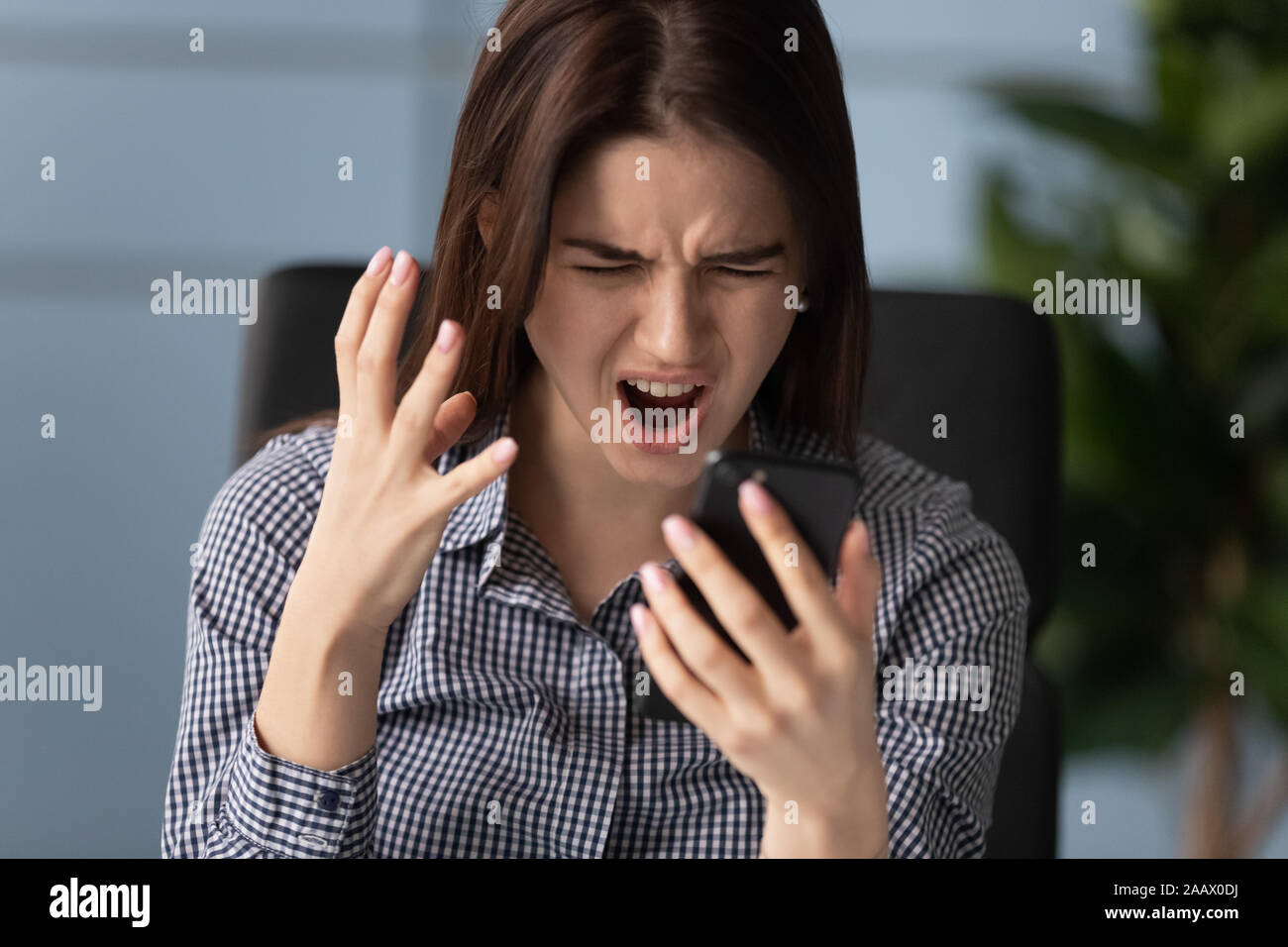 Mad femme deviennent furieux ayant des problèmes de téléphonie cellulaire Banque D'Images