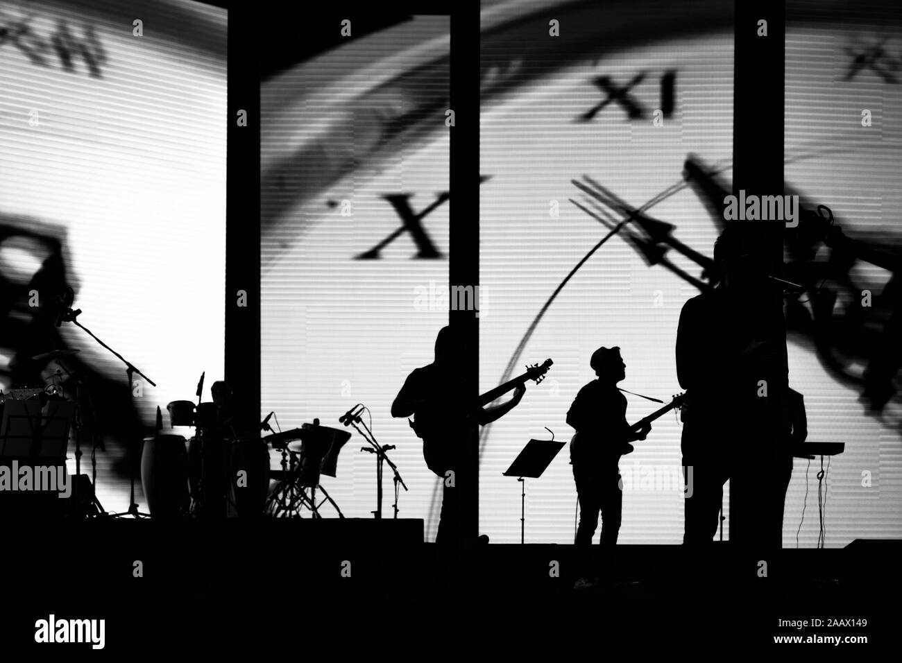 C'est un Rock and Roll Time noir et blanc dans lequel un groupe de musique joue de la guitare et d'autres instruments de musique sur une scène dans un concert. Banque D'Images