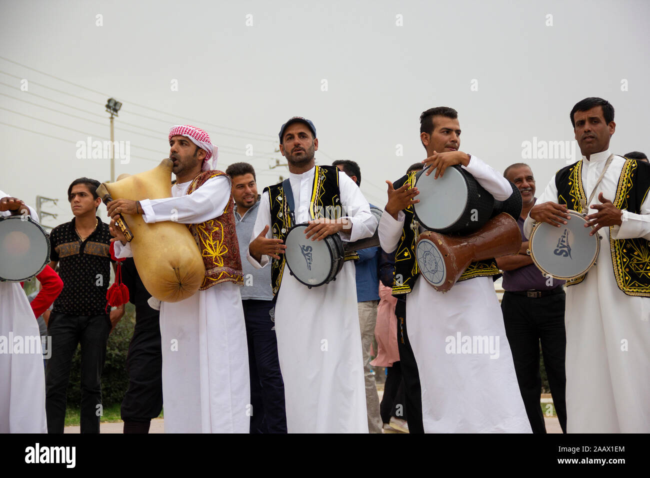 Une ville côtière au sud de l'Iran avec une traditionnelle culture mixte de perses et arabes. Ici une musique de mariage groupe joue de la musique folk pour la cérémonie. Banque D'Images