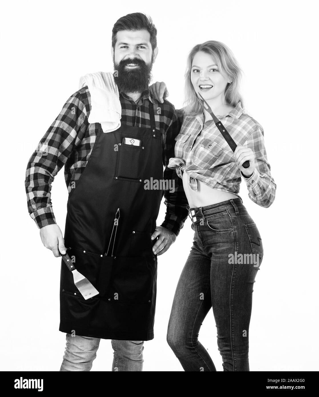Hipster barbu homme et fille. Préparation et culinaire. Couple in love hold ustensiles de cuisine. Outils pour la cuisson de la viande. Barbecue pique-nique. food cooking recette. Week-end en famille. La préparation d'aliments sains. Banque D'Images