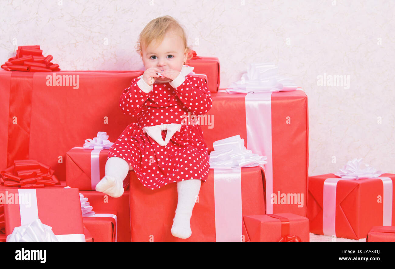 Vacances en famille. Des cadeaux de Noël pour tout-petit. Cadeaux pour enfant premier noël. Première fête de Noël. Premier Noël de bébé, au cours de la vie, une fois l'événement. Little baby girl jouer près de tas de boîtes cadeaux. Banque D'Images