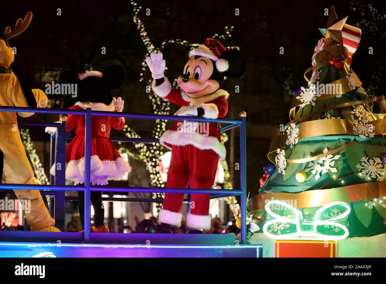 Chicago, USA. 23 Nov, 2019. Une interprète vêtu comme Micky Mouse participe au Magnificent Mile 2019 Lights Festival Parade à North Michigan Avenue à Chicago, États-Unis, le 23 novembre 2019. Avec des dizaines de chars, de danse et de performance présentées par des groupes d'art local et des écoles secondaires, cette parade a marqué le début de saison de vacances annuelles. Credit : Wang Ping/Xinhua/Alamy Live News Banque D'Images
