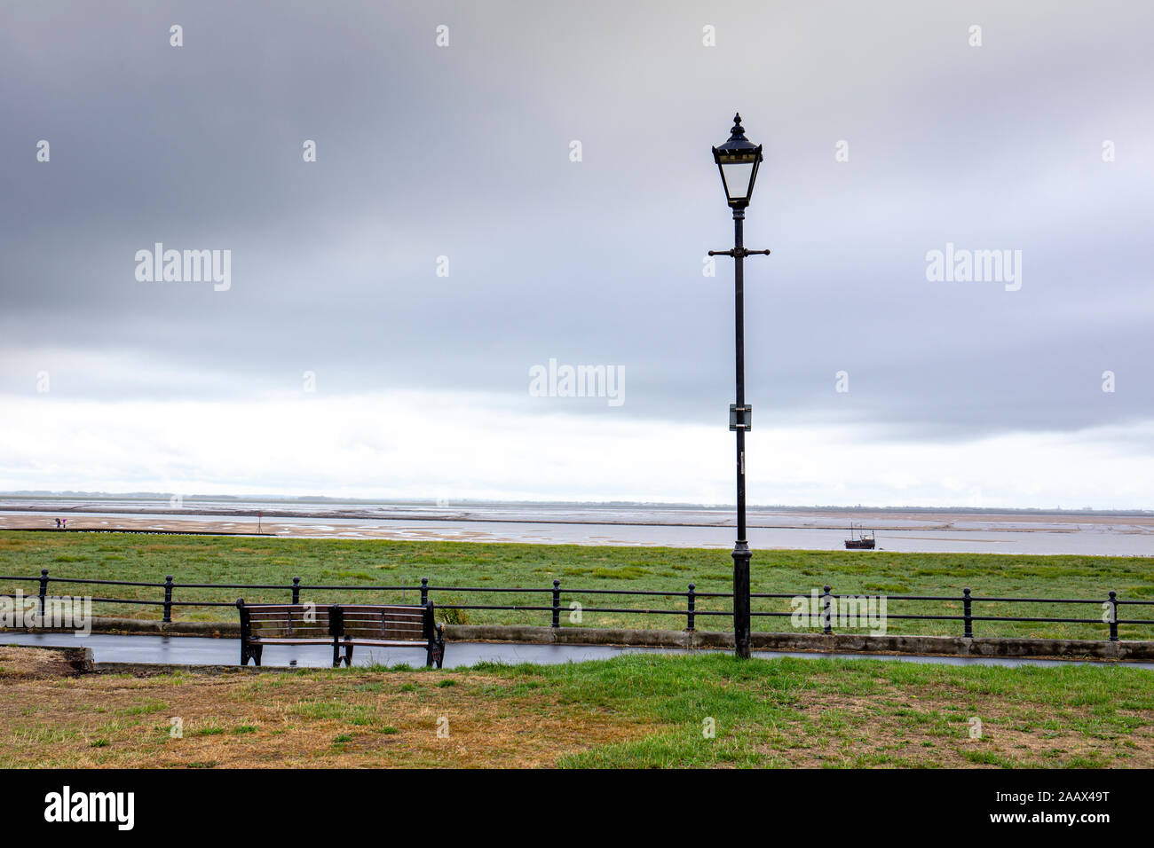 Banc avec un lampadaire sur la côte de Fylde à Lytham St Annes Lancashire UK Banque D'Images